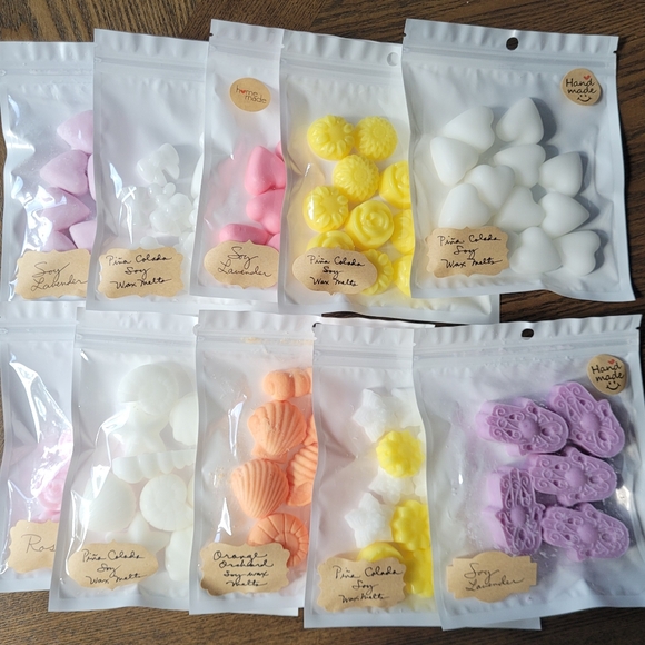 Handmade Candy Cane Scented Soy Wax Melts - Picture 3 of 5